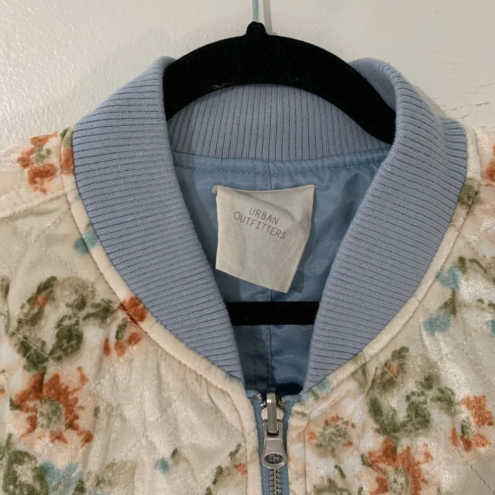 🎉FLASH SALE🎉 Urban outfitter Reversible Velvet Floral Bomber Jacket - Picture 6 of 11
